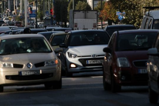 Καραμπόλα πέντε φορτηγών στην Αθηνών – Κορίνθου, ουρές χιλιομέτρων
