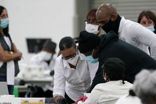 Πλησιάζει στη νίκη ο Μπάιντεν, στα δικαστήρια προσφεύγει ο Τραμπ