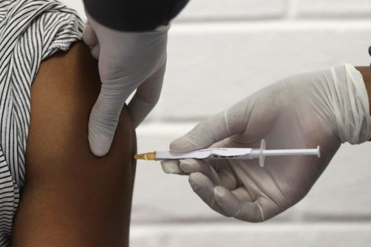 Αποτελεσματικό και φτηνό το εμβόλιο της AstraZeneca