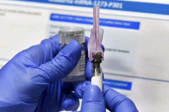 FT: Την ερχόμενη εβδομάδα θα εγκρίνει η Βρετανία το εμβόλιο της Pfizer