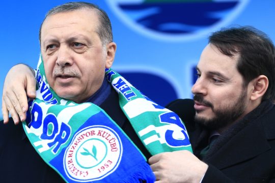 Πολιτικό θρίλερ στην Τουρκία μετά την παραίτηση Αλμπαϊράκ-Όλο το παρασκήνιο