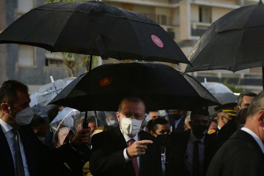 Φιέστες Ερντογάν και «γεύμα» στα Βαρώσια