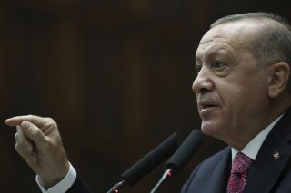Κλιμακώνει τις πιέσεις προς το Βερολίνο