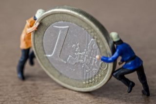 Πυρά στον κατώτατο μισθό