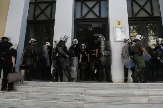 Στον ανακριτή 12 συλληφθέντες από το Γαλάτσι, μία τραυματίας παραμένει στο νοσοκομείο