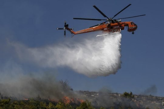 Υπό μερικό έλεγχο η φωτιά στον Μαραθώνα Αίγινας