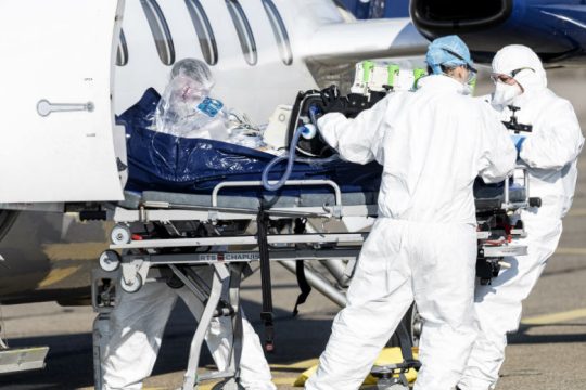 Στο όριό τους οι ΜΕΘ στη Γαλλία που κατέγραψε νέο υψηλό μολύνσεων