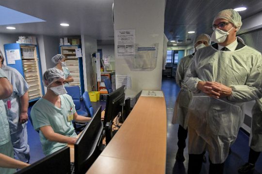 Nέο υψηλό νοσηλειών στη Γαλλία, παρά την πτώση ημερήσιων μολύνσεων