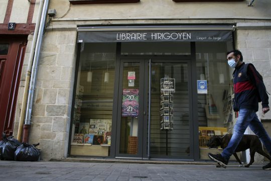 Δεν παίρνει πίσω το lockdown η γαλλική κυβέρνηση παρά τις αντιδράσεις