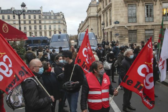 Εγκρίθηκε στη Γαλλία ο νόμος που απαγορεύει τη φωτογράφιση αστυνομικών