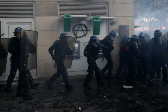 Εισαγγελική έρευνα στη Γαλλία κατά 4 αστυνομικών για τις βιαιότητες