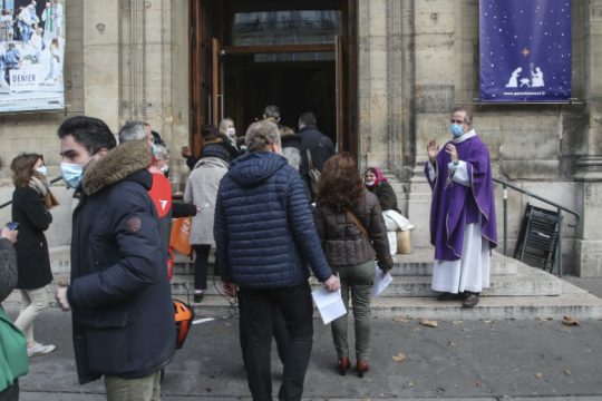 Γαλλία: Το ΣτΕ καλεί την κυβέρνηση για το όριο πιστών στις εκκλησίες