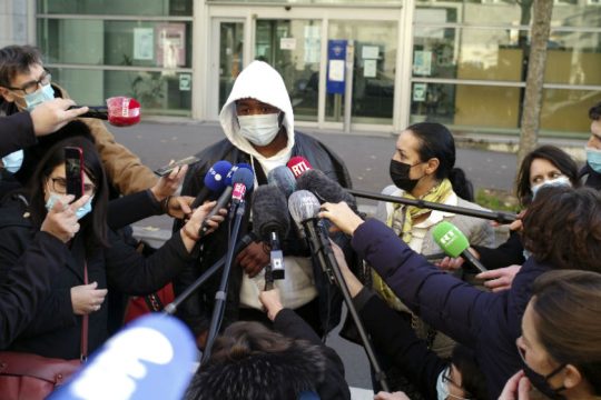 Γαλλία: Σε διαθεσιμότητα αστυνομικοί για υπέρμετρη βία – Τους πρόδωσαν οι κάμερες