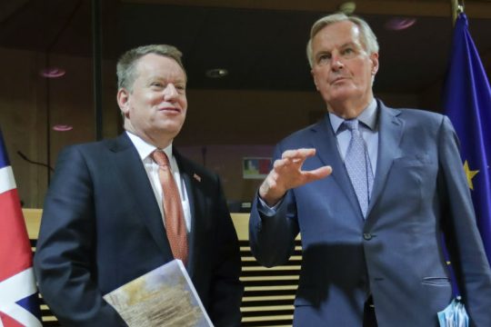 «Πάγος» στις διαπραγματεύσεις Ε.Ε.-Βρετανίας λόγω κρούσματος κορονοϊού