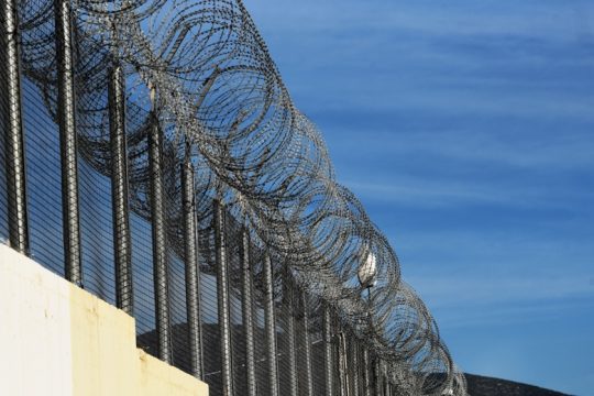 Κατά των μεταγωγών κρατουμένων με Covid-19 στην Αθήνα οι εξωτερικοί φρουροί