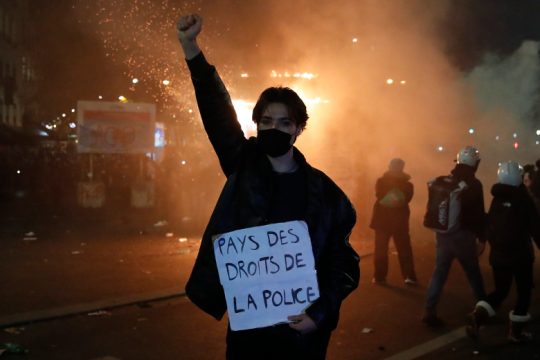 Υπό κράτηση τρεις αστυνομικοί για τον ξυλοδαρμό που έφερε «έκρηξη» στη Γαλλία