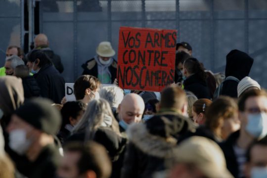 «Οι δημοσιογράφοι μπορούν να ασκούν ελεύθερα το επάγγελμά τους» θυμίζει η Κομισιόν στον Μακρόν