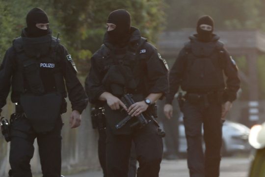 Έρευνες σε σπίτια και επιχειρήσεις της Γερμανίας για το χτύπημα στην Αυστρία