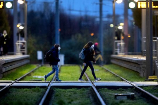 Σε μερικό lockdown η Γερμανία – Λιγοστεύουν οι ΜΕΘ, σε καραντίνα το προσωπικό