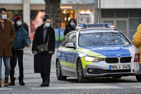 Γερμανία: Ξεπέρασε το ένα εκατ. κρούσματα – Κέντρο εμβολιασμού πρώην αεροδρόμιο
