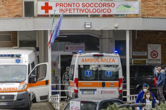 Πάνω από 15.000 νεκροί μέσα σε ένα μήνα στην Ιταλία