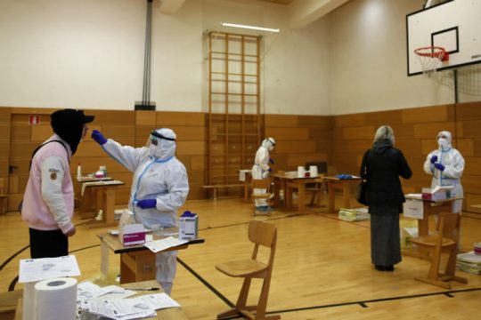 Αύξηση ημερήσιων κρουσμάτων στην Ιταλία, αλλά με λιγότερα τεστ