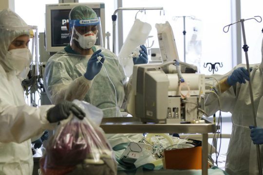 Νεκρή 21χρονη μητέρα στην Ιταλία από κορονοϊό