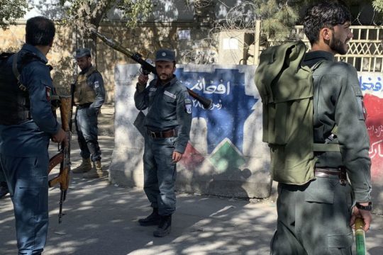 25 νεκροί και τραυματίες από πυροβολισμούς και εκρήξεις στο πανεπιστήμιο της Καμπούλ