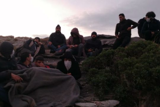 Σε ασφαλές σημείο μεταφέρονται οι Κούρδοι που εγκαταλείφθηκαν στην Κάρυστο