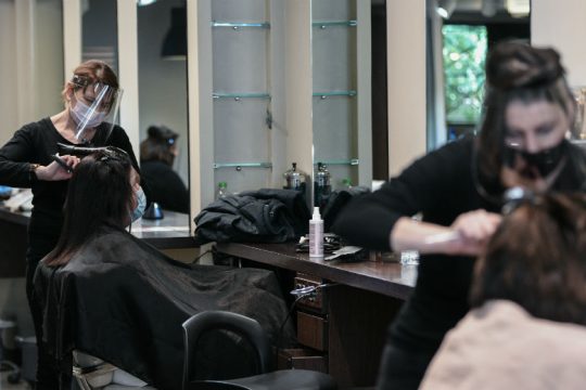Ανοιχτά τα κομμωτήρια και αυτό το Σαββατοκύριακο