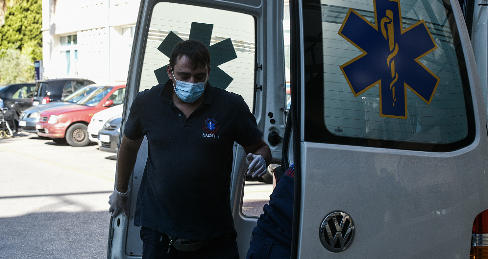 Η ασφυκτική πίεση στο ΕΣΥ παρατείνει το lockdown