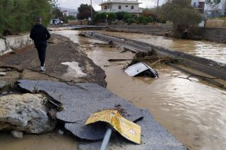 Υποσχέθηκαν «μπαλώματα» στους πληγέντες της Κρήτης