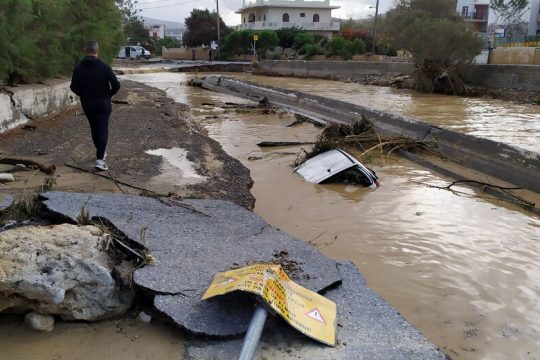 Υποσχέθηκαν «μπαλώματα» στους πληγέντες της Κρήτης
