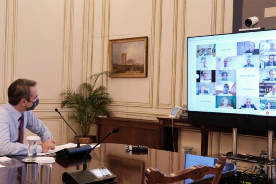 Παραδέχεται την πίεση στο σύστημα υγείας, αλλά υπόσχεται «καλύτερες μέρες»