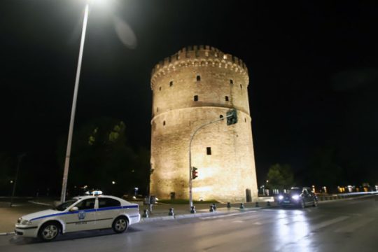 Επεισόδια και προσαγωγές σε διαδήλωση κατά του lockdown στη Θεσσαλονίκη