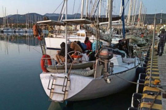 Το εν Ελλάδι σκέλος κυκλώματος διακίνησης μεταναστών εξάρθρωσε το Λιμενικό