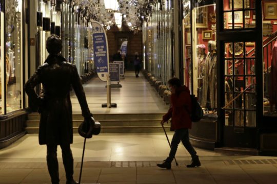 Ηπιότεροι οι περιορισμοί στο Λονδίνο εν όψει Χριστουγέννων