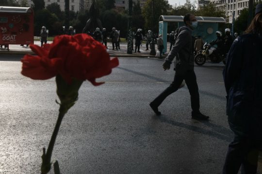 Μετά την κατακραυγή ακυρώνουν το πρόστιμο για το λουλούδι στο Πολυτεχνείο