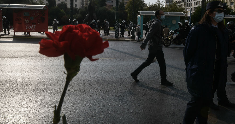 Μετά την κατακραυγή ακυρώνουν το πρόστιμο για το λουλούδι στο Πολυτεχνείο