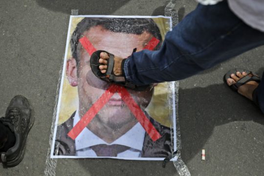 Αποστολή ειδικού απεσταλμένου σε μουσουλμανικές χώρες εξετάζει το Παρίσι
