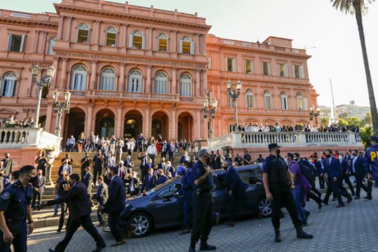 Συλλήψεις και τραυματίες στην κηδεία του Μαραντόνα