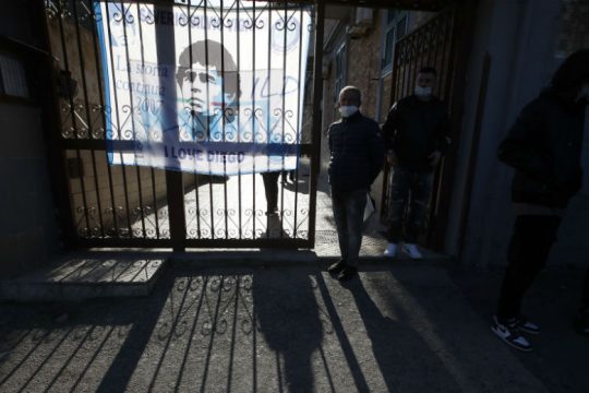 Ουρές χιλιομέτρων για το τελευταίο αντίο στον Ντιεγκίτο