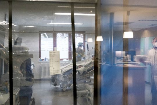 Γεμίζουν οι ΜΕΘ στη Γερμανία, πρώτα σημάδια σταθεροποίησης κρουσμάτων