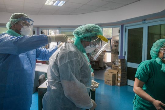 Ακόμη δύο νεκροί από κορονοϊό, αυξάνεται η ανησυχία πριν το μίνι lockdown