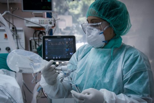 Νέο αρνητικό ρεκόρ 562 διασωληνωμένων, ανεξέλεγκτη η διασπορά στις κλειστές δομές