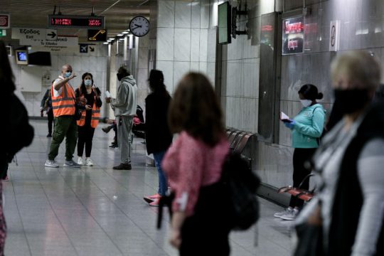 Οι επόπτες δημόσιας υγείας καταρρίπτουν το αφήγημα Μητσοτάκη για τα ΜΜΜ