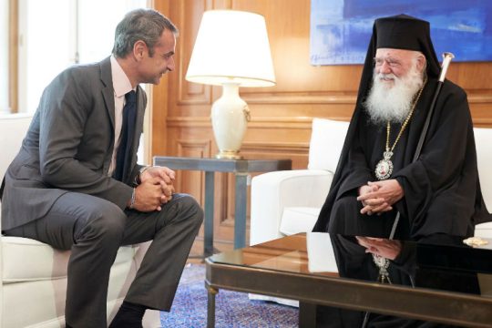 Διαπραγματεύσεις Πρωθυπουργού – Αρχιεπισκόπου για τις εκκλησίες τα Χριστούγεννα