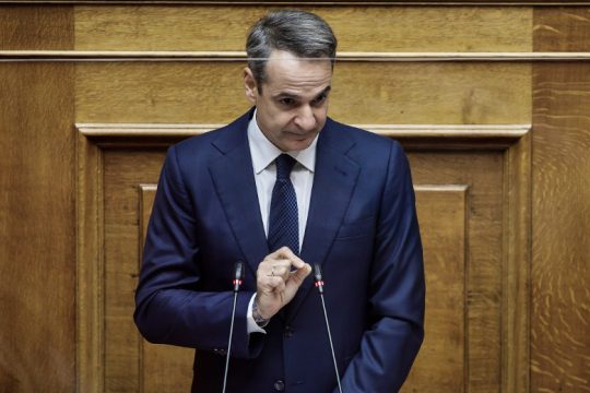 Κρύφτηκε πίσω από τους επιστήμονες και τις… ευθύνες των νέων ο Μητσοτάκης