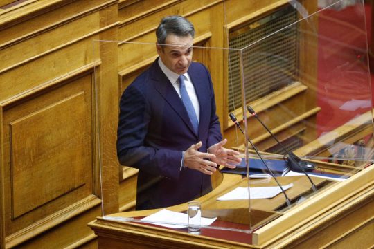 Υποτιμά την αντιπολίτευση, αποθεώνει την κυβέρνησή του