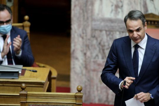 Παράταση της αναστολής πλειστηριασμών και έκτακτο βοήθημα τα Χριστούγεννα